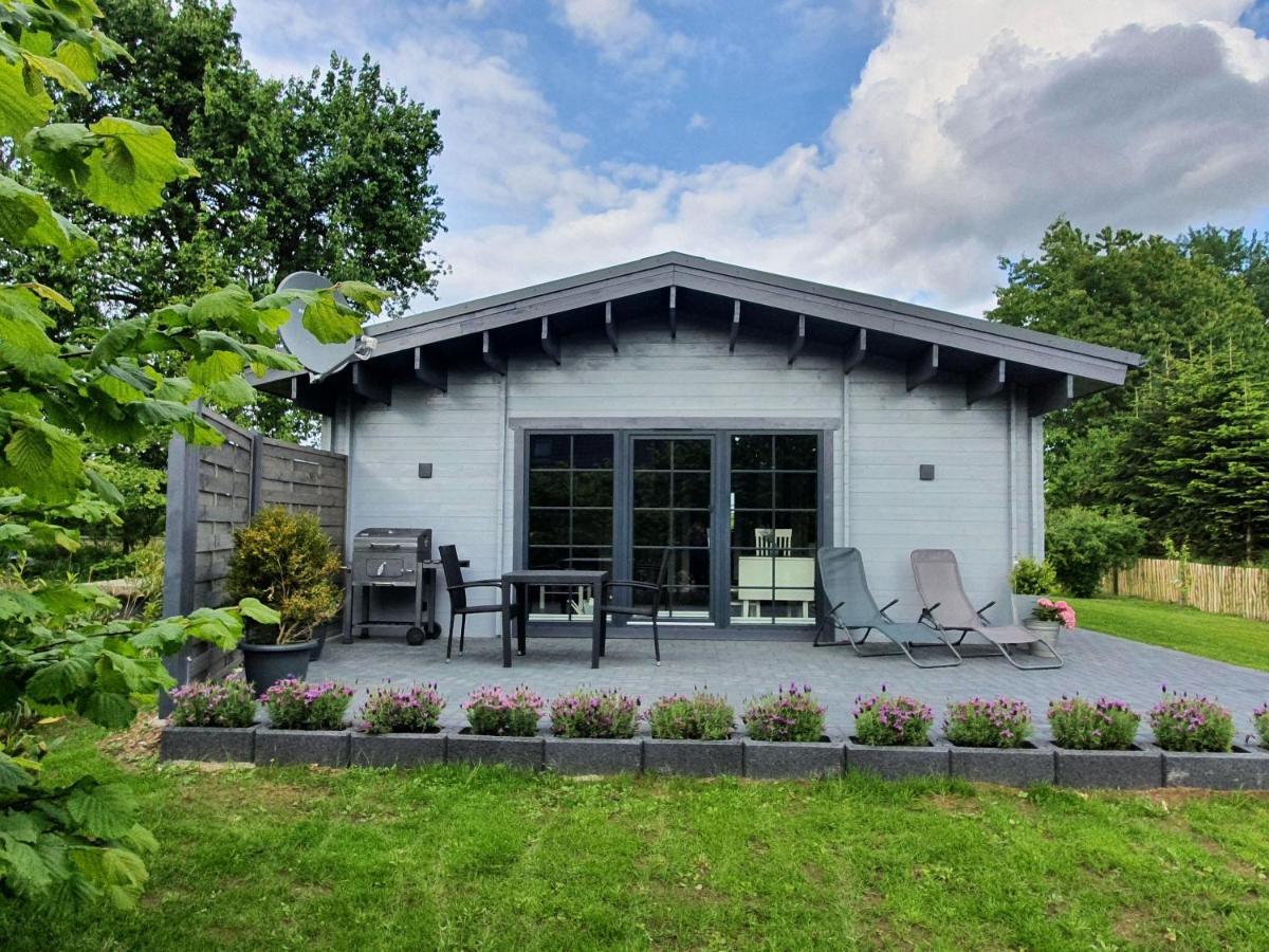 Idyllisches Blockbohlenhaus mit eigenem Garten und Sauna zum Wohlfühlen Martensrade Exterior foto