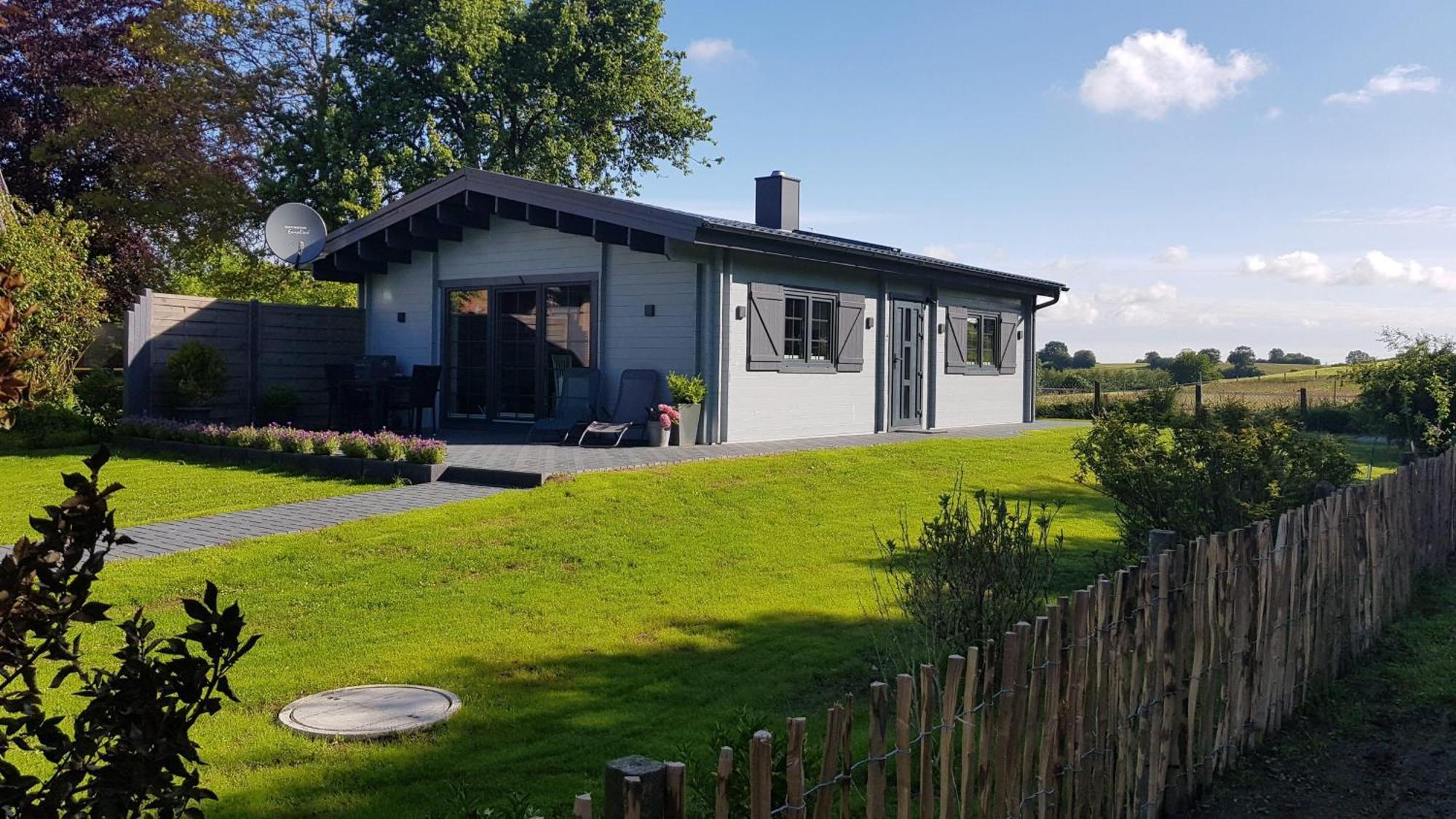 Idyllisches Blockbohlenhaus mit eigenem Garten und Sauna zum Wohlfühlen Martensrade Exterior foto