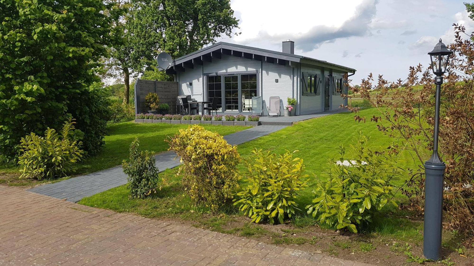 Idyllisches Blockbohlenhaus mit eigenem Garten und Sauna zum Wohlfühlen Martensrade Exterior foto